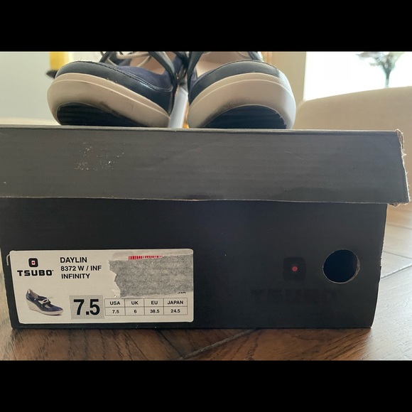 COPY - Tsubo Daylin wedge navy blue and cream color - Picture 2 of 6